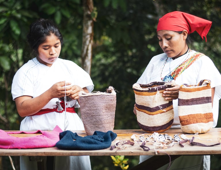 Venta de mochilas indigena en la sierra nevada de santa marta