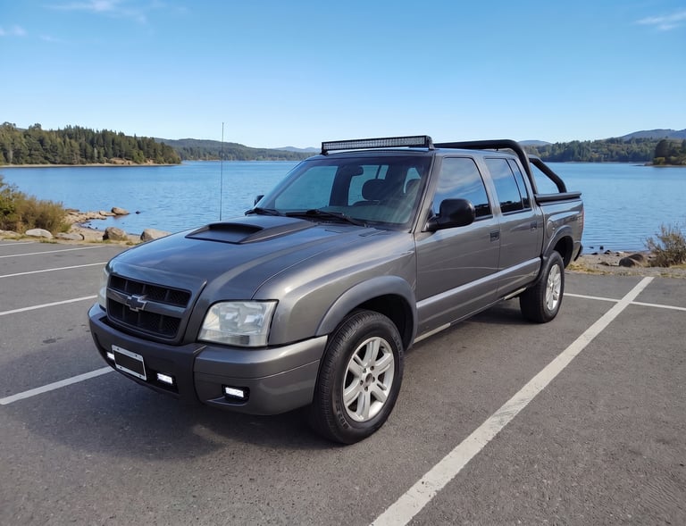 Camioneta Chevrolet S10 para remolques y auxilios vehiculares. 