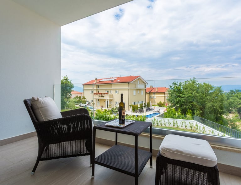 Terrasse mit Lounge-Möbeln und Blick auf Malinska