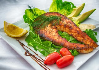 Gesundes Abendessen ab 40: Gegrillter Lachs mit Avocado und frischem Salat für eine nährstoffreiche 
