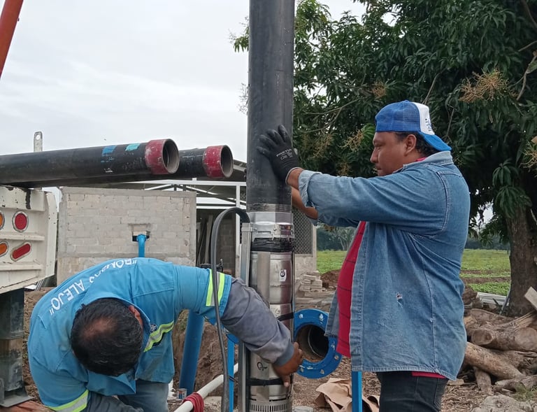 maniobras para colocar bomba sumergible dentro de pozo de agua