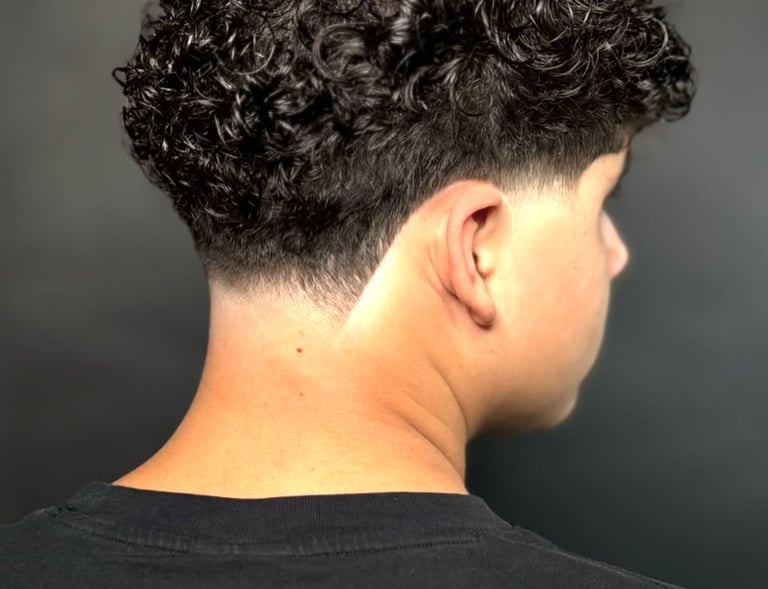 Tasainen fade-hiustenleikkaus tarkalla viimeistelyllä