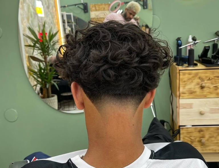 Fade-hiustenleikkaus takaapäin kuvattuna