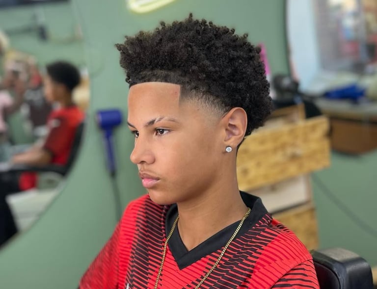 Fade-hiustenleikkaus ja luonnollinen hiusraja