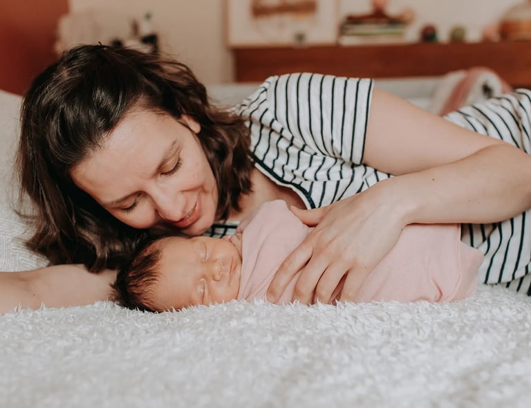 une maman et son bébé sur le lit