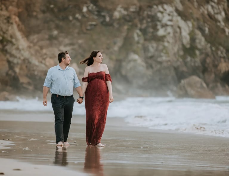 une femme enceinte se promène sur la plage de la pointe du raz 