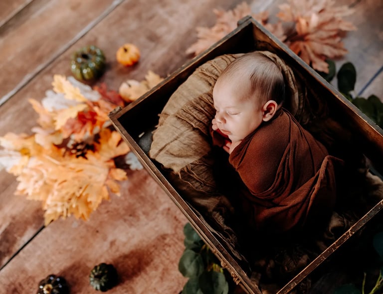 un bébé dans une caisse en bois