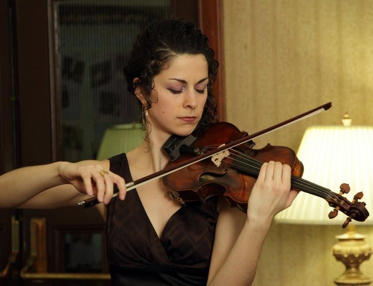 woman playing the violin