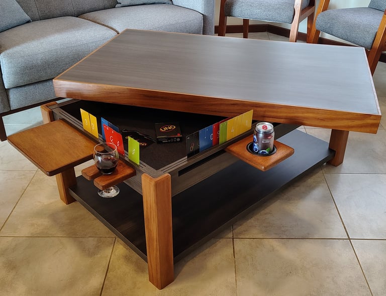 Mesa de jogos (game table) com suporte magnético de taças, bandeja e tampo removível (save game)