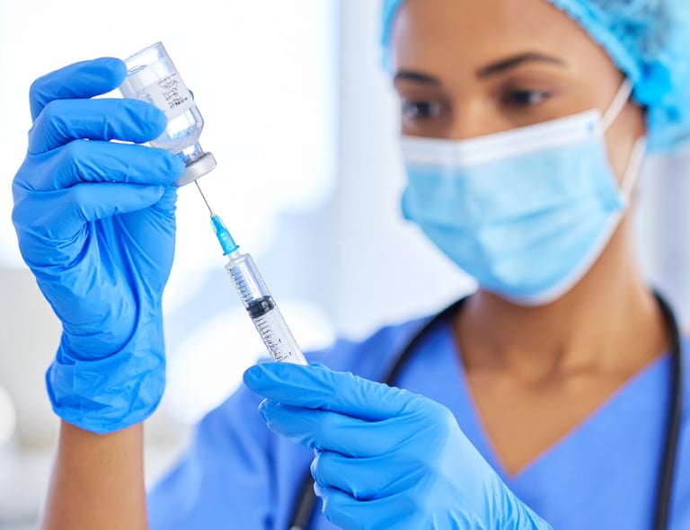 Profissional de saúde preparando vacina contra sarampo e poliomielite.