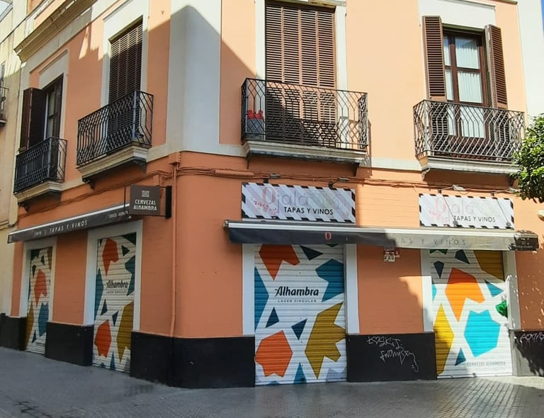 Graffiti en cierres metálicos. Para la campaña publicitaria de Cervezas Alhambra (Grupo Mahou).