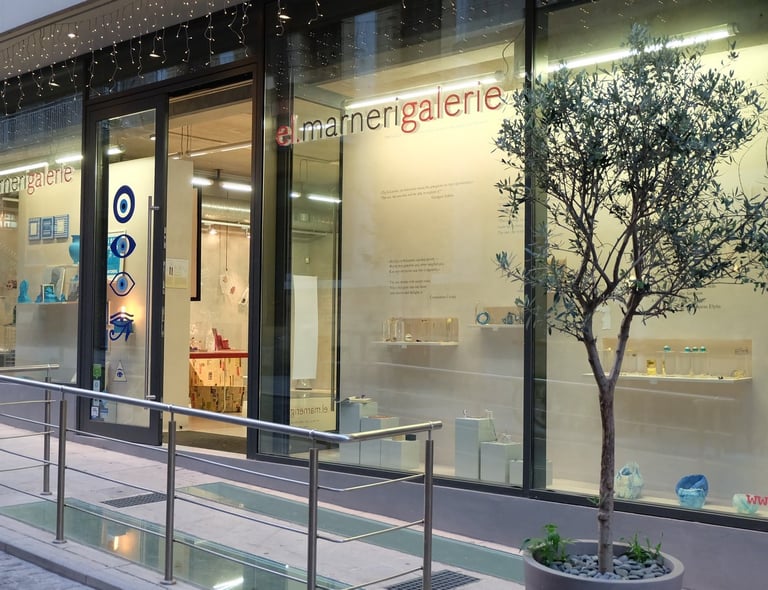 Θέα της Eleni Marneri Gallery (Ακρόπολη, Αθήνα) από τον δρόμο