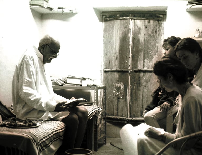 Shri Shastriji legge gli insegnamenti di Sri Gorakhnath dal Sanatan Dharma