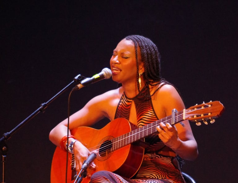 Chanteuse guitare acoustique Orchestre FEAC Gala étudiants Afrique 2026