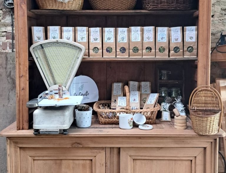 Image d'un buffet ancien avec les produits de la ferme de la corette