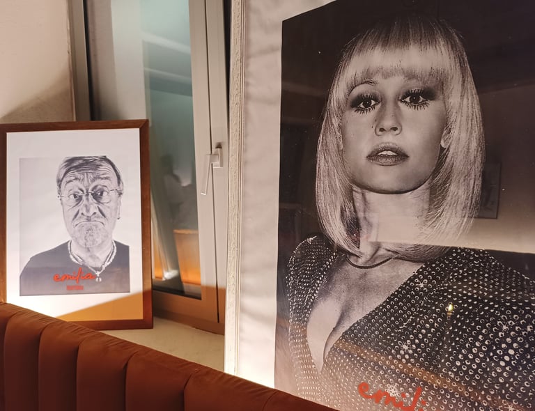Interno del locale con fotografie di icone italiane alle pareti
