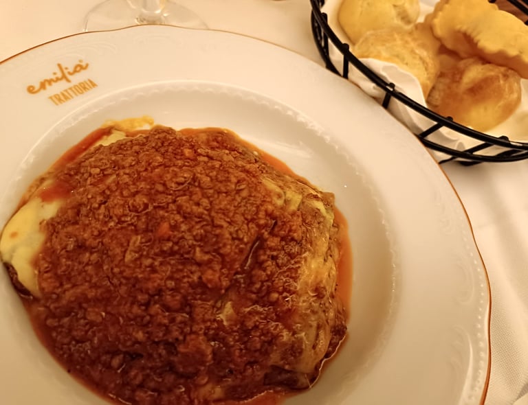 Piatto di lasagna alla bolognese servito al tavolo