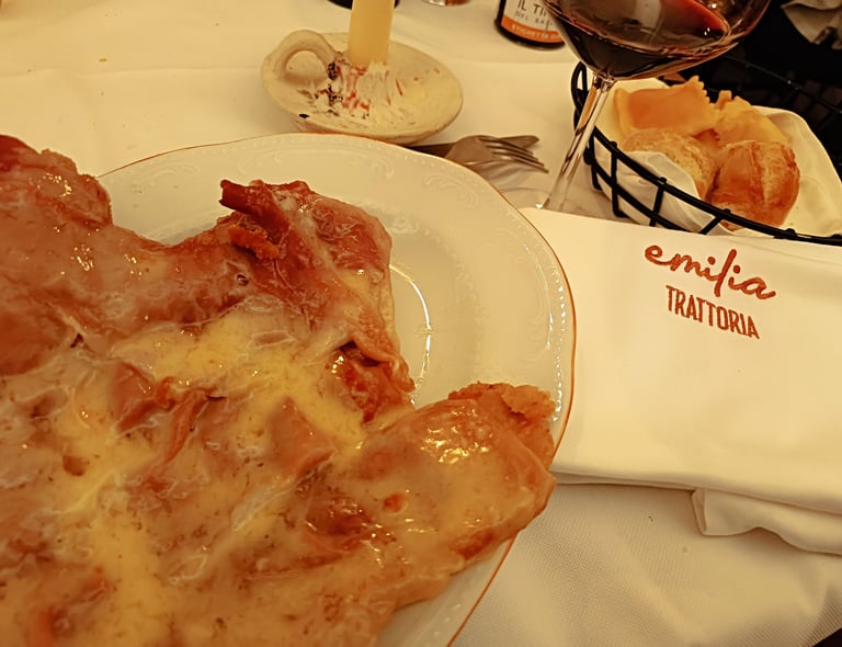 Piatto di cotoletta alla bolognese servito al tavolo