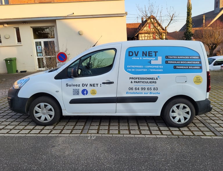 Véhicule professionnel DV NET, spécialiste du nettoyage de vitres et nettoyage professionnel 