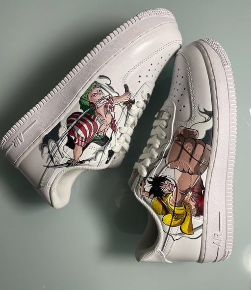Scarpe Airforce 1 Nike bianche con disegno dell'anime One Piece  vista dall'alto