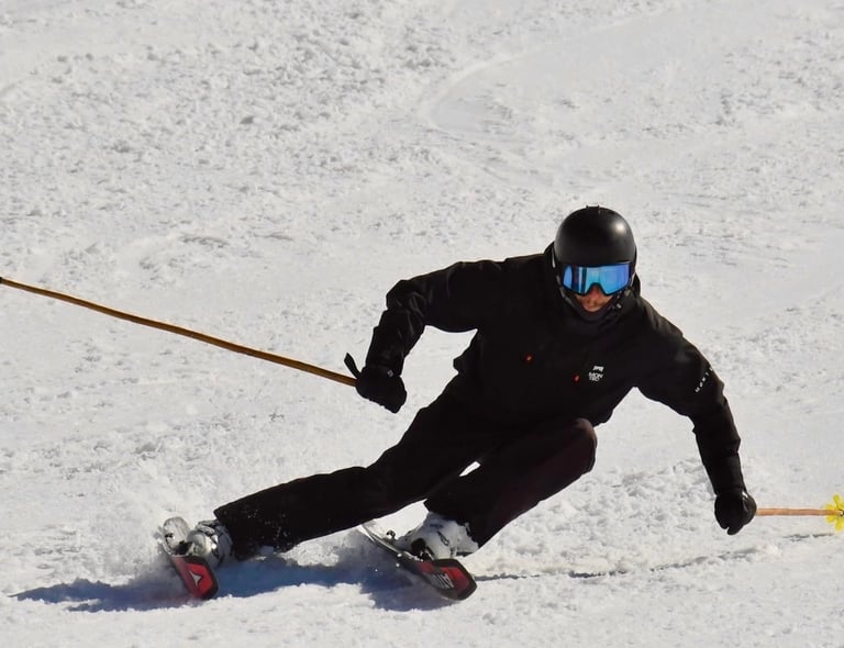 skieur sur piste avec bâtons en bambou alpine legacy