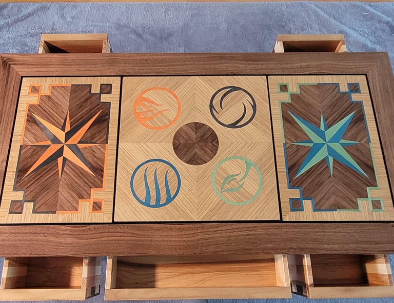 table à jeu en noyer et marqueterie avec tiroirs cachés