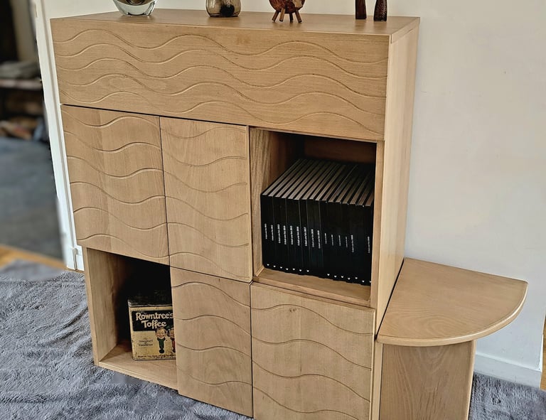 meuble d'accueil en hêtre massif avec décor de vagues en rainurage