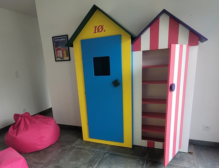 bibliothèque sur mesure en pin. référence aux cabines de plage colorées de l'ile d'Oléron