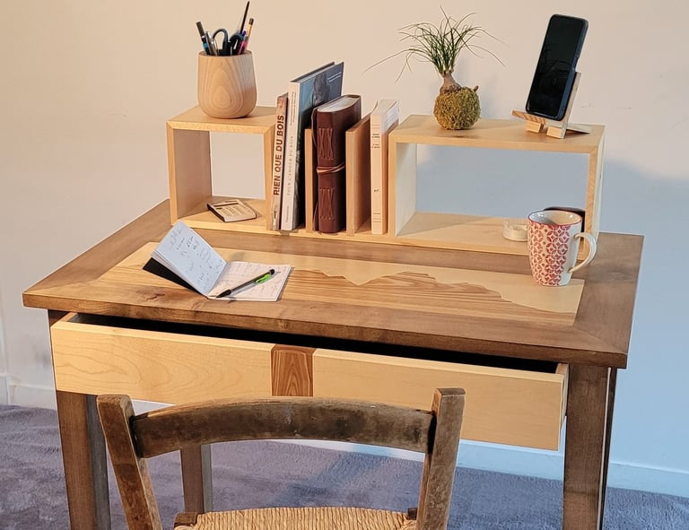 Bureau et étagères de rangement en frêne et plateau en marqueterie