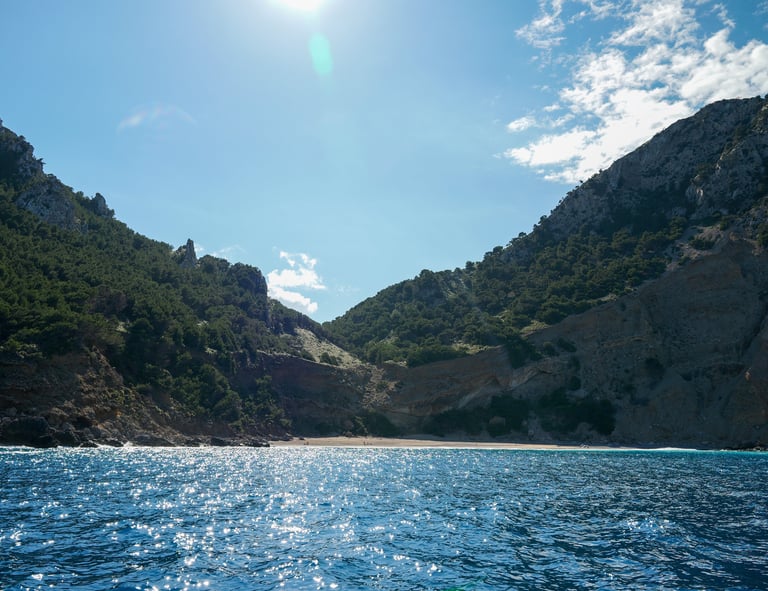 cala escondida cerca de Coll Baix - destino exclusivo de nuestras rutas en barco 