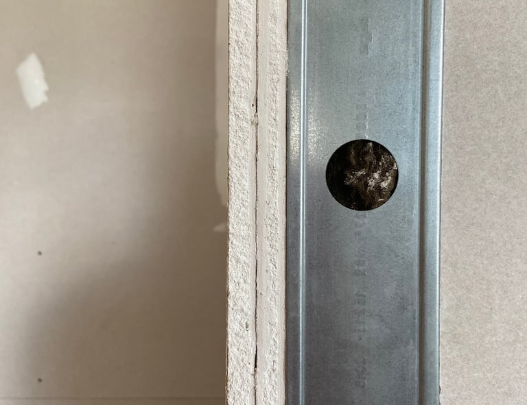 Detalhe da instalação de parede acústica em drywall duplo para tratamento de isolamento acústico