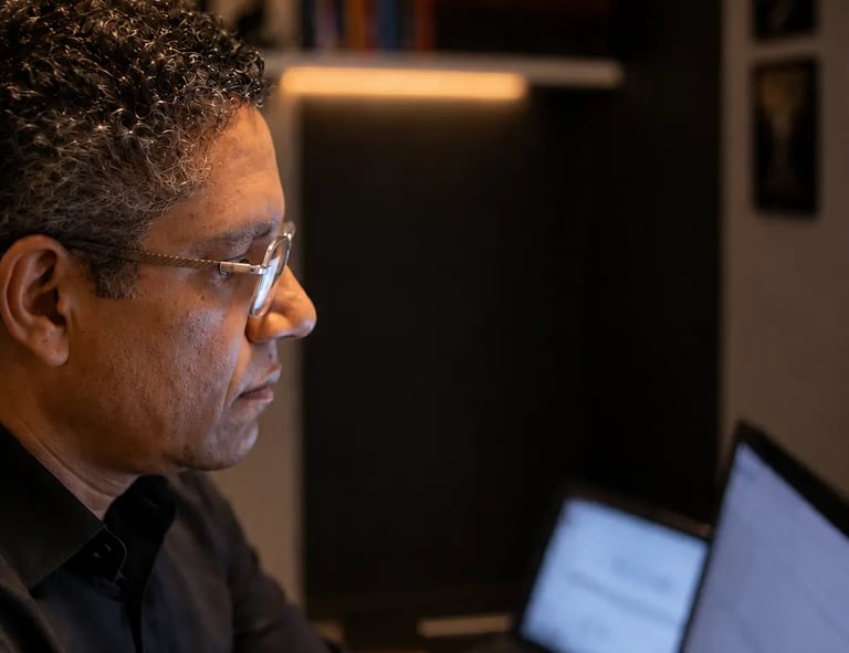 Foto de Allan Psicólogo se preparando para iniciar psicoterapia online