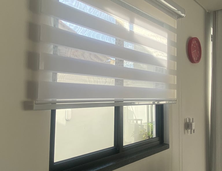 Instalar persianas e relógio de parede