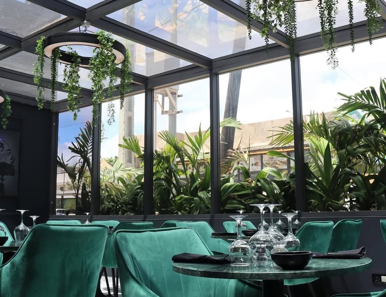 vue intérieure du restaurant delya à dakar