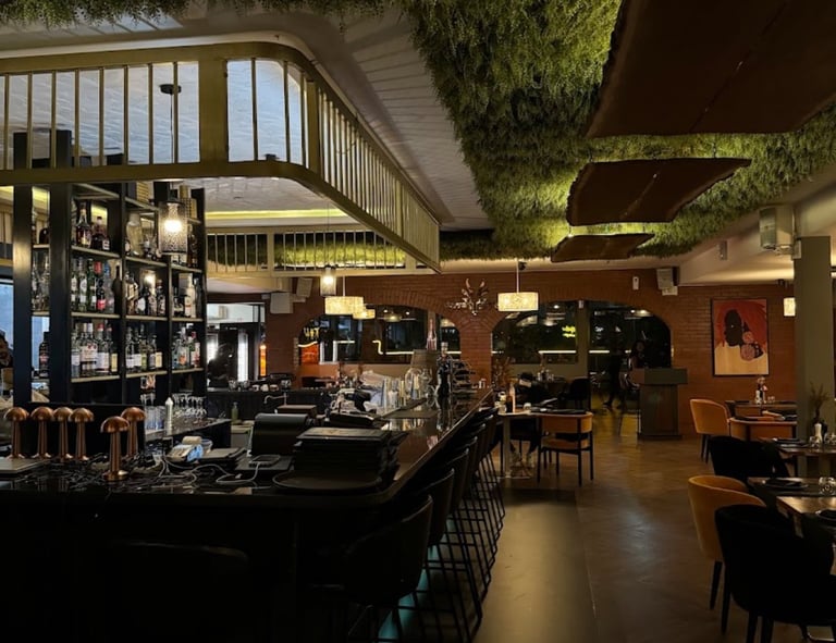 vue intérieure du restaurant seven seven à dakar