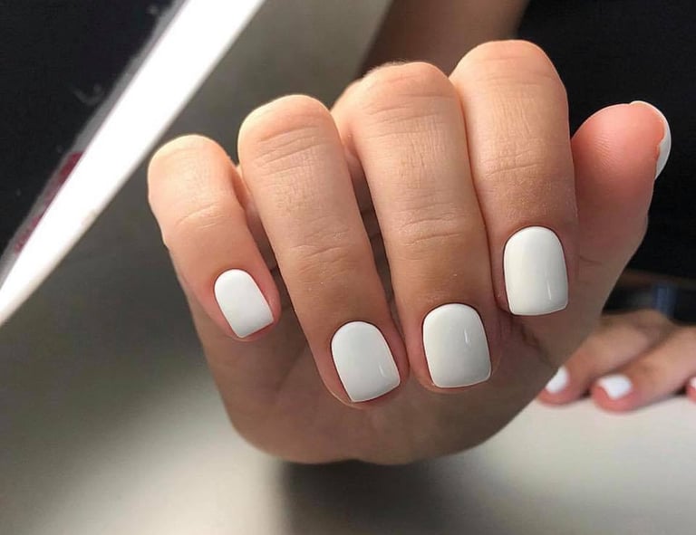 Klientes ilgalaikis aparatinis manikiūras 