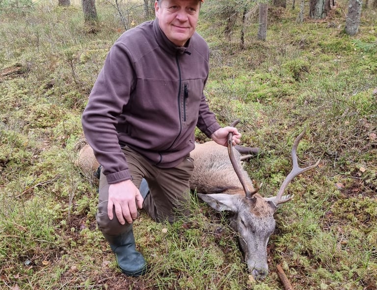 Jagdmeister mit Jagdtrophäe