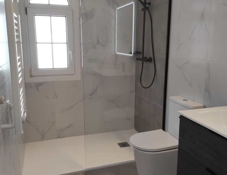 Technicien installant un système de chauffage mural moderne