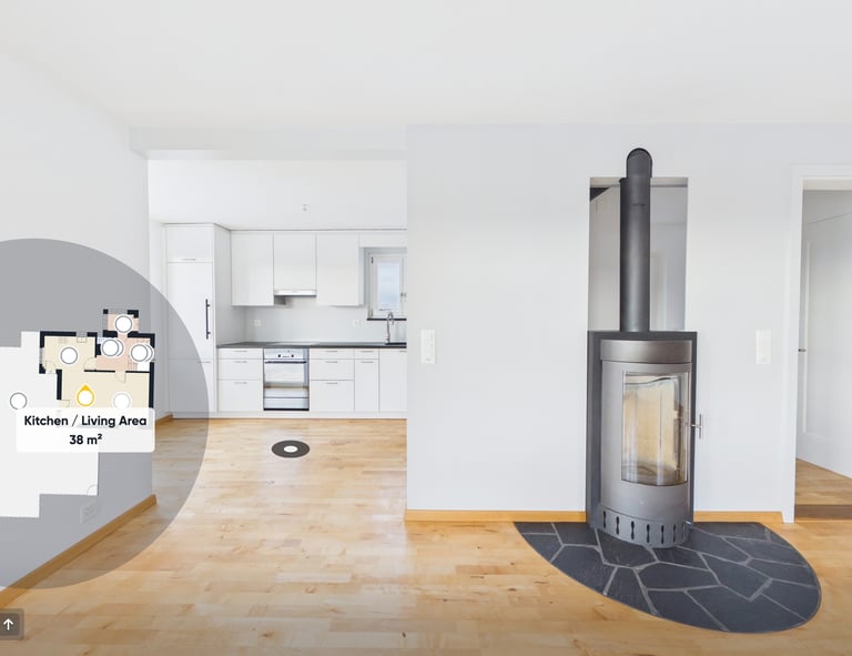 Heller Wohnraum mit Küche und Kamin sowie digitalem Grundriss-Overlay zur Immobilienvisualisierung.