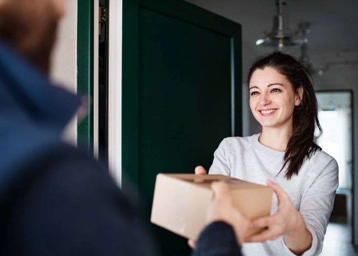 Cliente recibiendo su pedido en casa con entrega rápida de Agrotool