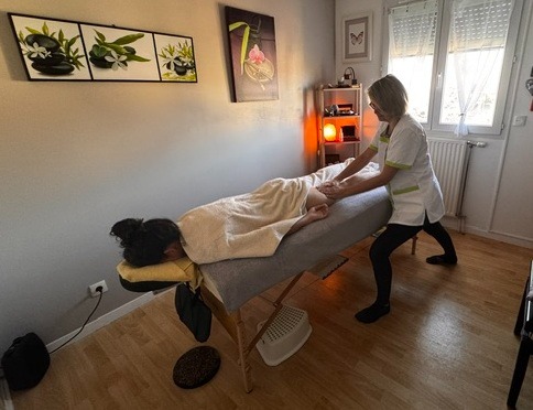 un massage bien être en cours dans une ambiance zen à Rumilly