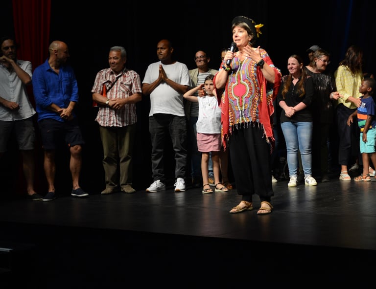 atelier forum 1 femme devant groupe participants sur scène