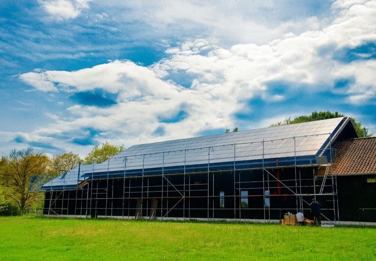 ein großes Gebäude mit einem großen Solardach