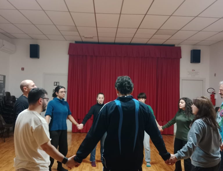 a group of people holding hands in a circle, classe di esercizi di bioenergetica