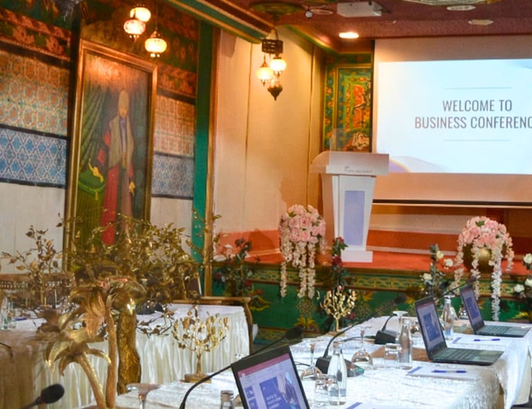 Salle de réunion équipée avec projection pour séminaire et dîner d'affaires Tunis.