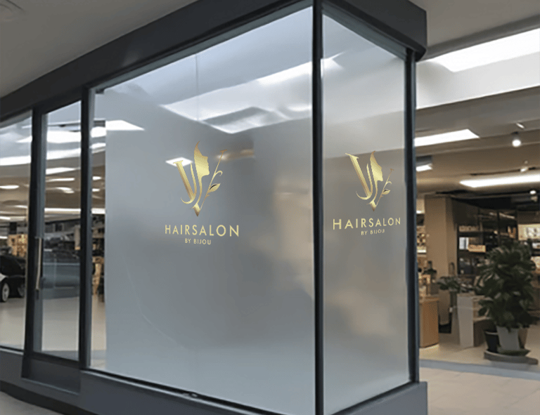 Digital gedrucktes und konturgeschnittenes Logo als professionelle Fensterbeklebung
