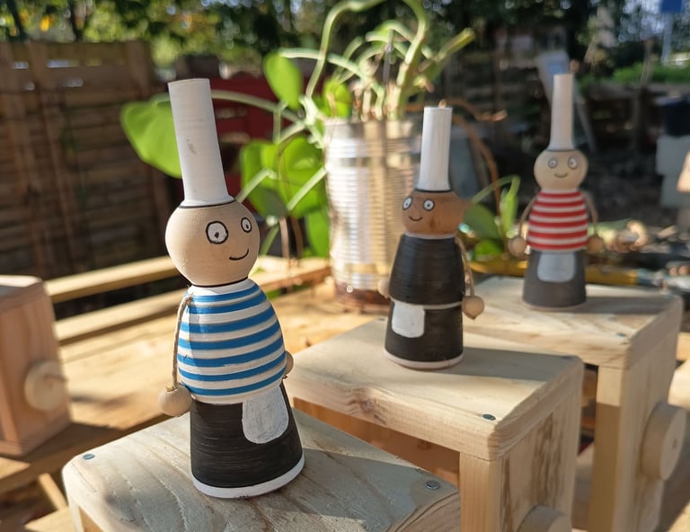 Bigoudènes en bois recyclé, peintes à la main