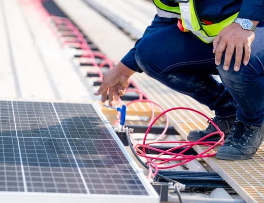 Hombre con pantalón de mezclilla azul y chaleco amarillo fosforescente realizando mantenimiento de p