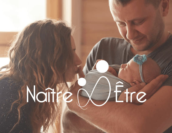 un couple avec un bébé dans le bras, un logo symbolisant un adulte tenant un enfant