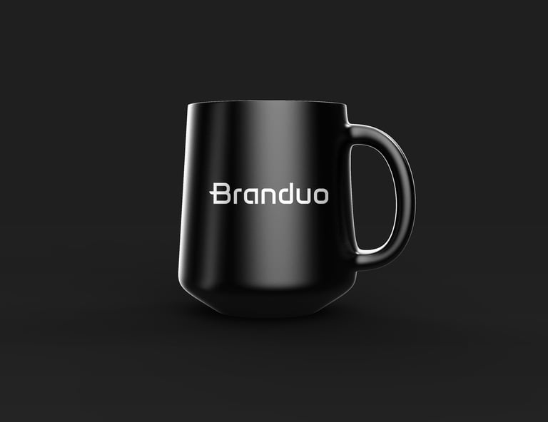 Caneca preta em fundo cinza escuro, com logomarca da Branduo em branco centralizado.